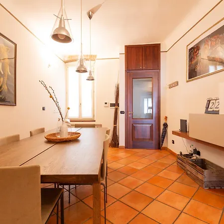 Cosy Two Bedroom Close To Navigli Milan